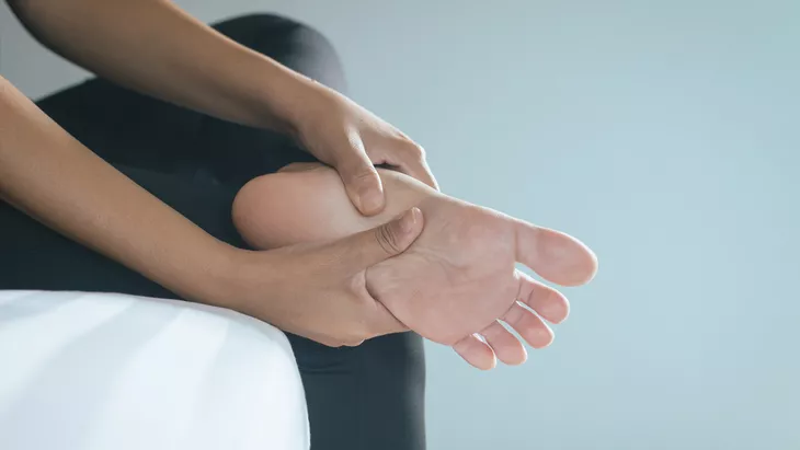 058233500_1566285048-_X_-Penyebab-Telapak-Kaki-Sakit-By-GBALLGIGGSPHOTO-Shutterstock